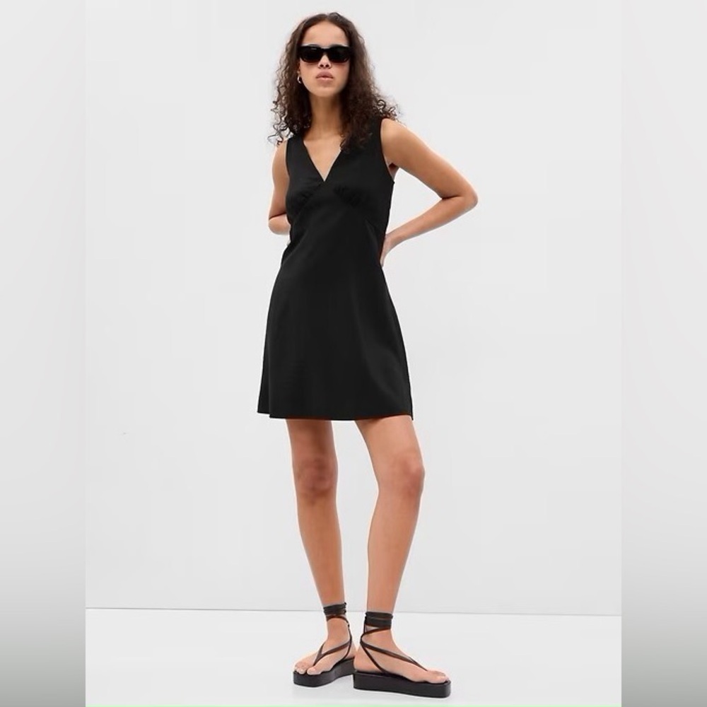 GAP Classic V-Neck Black Sleeveless Dress